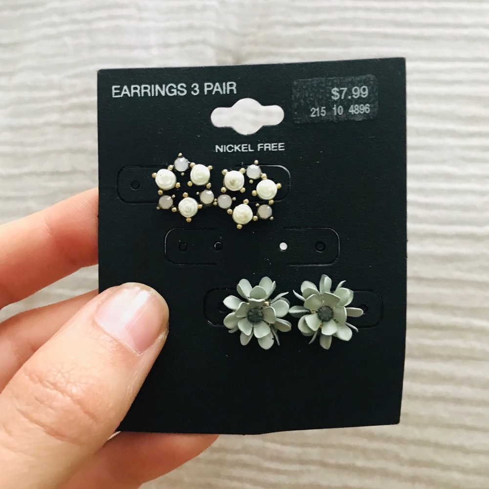 *FREE WITH A BUNDLE OF 2* Floral earring set